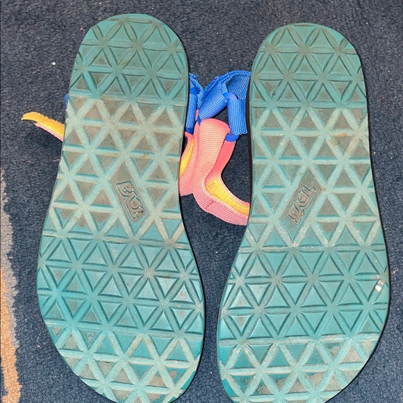 Teva Women's Sandals with Multicolor Straps - preloved in great condition - Picture 6 of 6